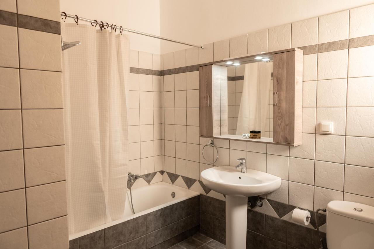 John'S Apartments Каристос Екстериор снимка